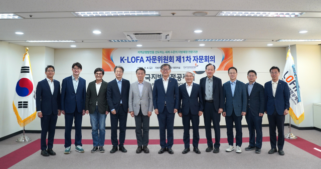 자문위원회 단체 기념 사진