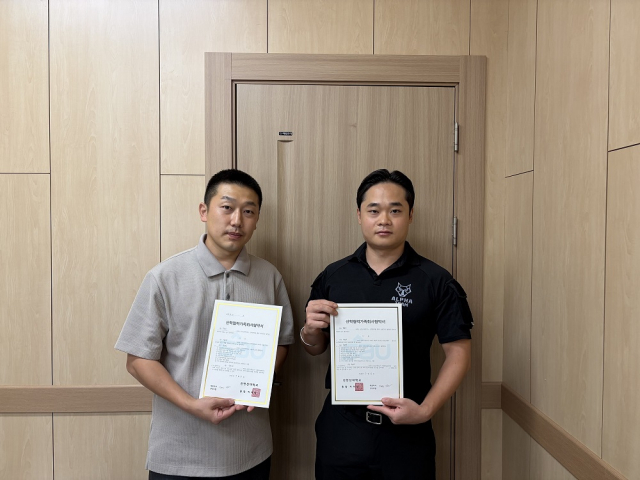 알파팀 김병섭 대표(오른쪽)와 신안산대학교 반려동물과 이상민 학과장이 반려동물 재난대응 분야 산학협력을 위한 업무협약(MOU)을 체결했다