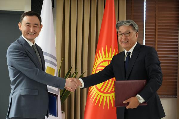 MOU 체결식에 참석한 Sanzhar Abdygaziev 키르기스스탄 중앙은행 이사회 위원(왼쪽)과 Jason Jiang CertiK 최고사업책임자