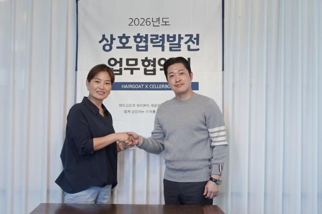 업무협약(MOU)을 체결한 고광민 아이디버스 대표(오른쪽)와 장은주 와이제이비앤 대표(왼쪽)가 악수하고 있다