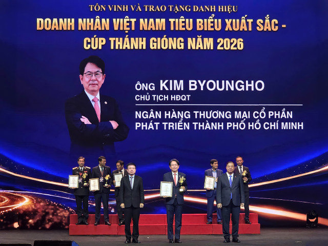 HD은행 김병호 회장은 2021~2025년 베트남 10대 우수 기업 리더 중 한 명으로 선정된 데 이어 베트남상공회의소가 수여하는 ‘2026 우수 베트남 기업가 - 탄 지옹(성 지옹) 컵’을 수상했다(제공=HD은행)