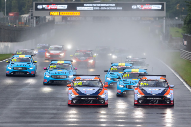 중국 저장 서킷(Zhejiang International CIrcuit)을 선두로 질주하는 더 뉴 아반떼 N TCR 차량
