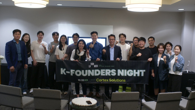 지난 13일(현지 시간) LA 힐튼 가든인 할리우드에서 열린 LA 테크위크 공식 행사 ‘K-Founders Night’에서 피칭 기업과 참석자들이 기념 촬영을 하고 있다(사진=코텍스 솔루션스)