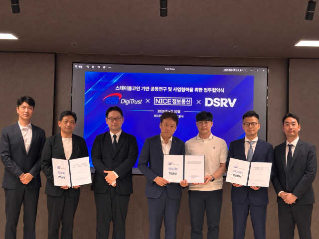왼쪽부터 김주호 SBI Holdings 매니저, 스기야마 타쿠야 SBI Holdings 디지털스페이스 부문 부책임자, 시모야마 타카후미 SBI DigiTrust 부사장, 강세현 NICE정보통신 매니징디렉터, 김동섭 NICE정보통신 글로벌페이먼츠본부 매니저, 서병윤 DSRV 공동대표, 정규석 DSRV 일본사업총괄이 지난달 30일 NICE정보통신 본사에서 열린 업무협약식에서 기념 촬영을 하고 있다