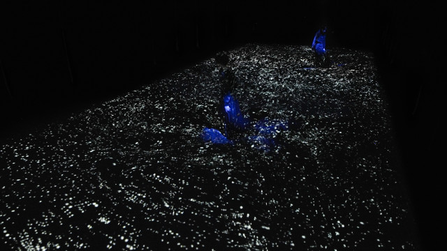 팀랩 플래닛(teamLab Planets), Body of Waves, 2026,2016-© *실제 공간에서 촬영. AI 또는 CGI 미사용.