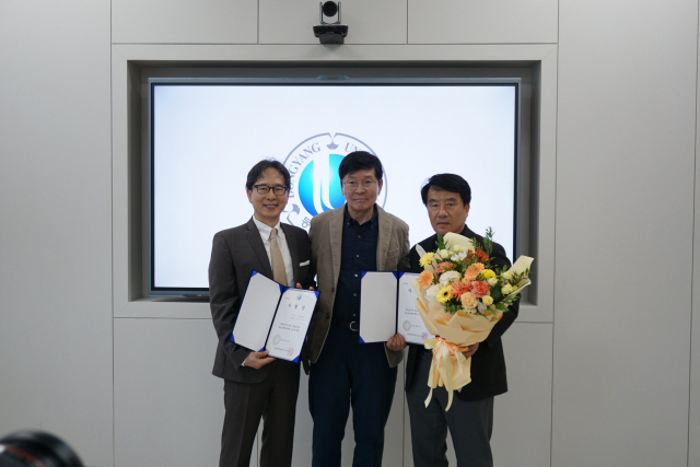지난 23일 동양대학교에서 열린 객원교수 임명식에서 이상배 디투엔지니어링 대표(오른쪽)가 사령장을 받고 기념촬영을 하고 있다(사진=디투엔지니어링)