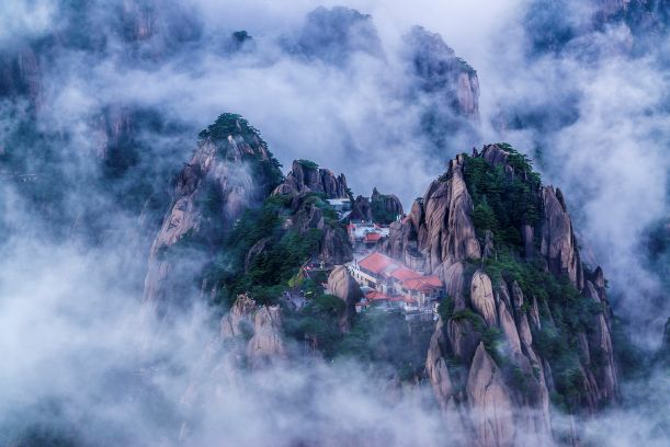 중국 안후이성 남부에 위치한 황산(Mount Huangshan·Yellow Mountain)은 웅장한 화강암 봉우리와 오랜 세월 뒤틀리며 자라온 고송(古松), 사시사철 펼쳐지는 운해로 세계적으로 유명한 산악 명소다(출처: 황산관광개발)