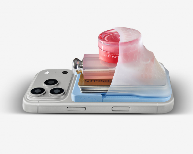 아이폰에 MagSafe Flex Pouch를 부착하는 모습