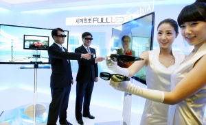 Havis Kwon, Executive Vice President and head of the LCD division of LG (right) <br />
Kyoung-joon Park , Senior Vice President and CEO of LG Electronics Korea (left)