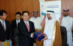 서동수 두산중공업 부사장(발전BG장)과 살라 후세인 알 아와지(Salah Hussein Al-Awaji) 사우디전력회사(SEC) 이사회 회장이 라빅6 화력발전소 계약을 체결한 뒤 악수를 하고 있다.