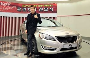 기아자동차㈜는 9일 서울 압구정동 국내영업본부 사옥에서 박태환 선수 및 기아차 임직원 100여 명이 참석한 가운데 박태환 선수가 이용할 K7을 전달했다. 사진은 K7과 함께 포즈를 취한 박태환 선수.