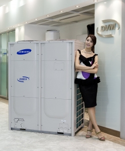 삼성전자가 고효율, 친환경 혁신 기술을 대거 채용한 차세대 공조 솔루션의 핵심이 될 시스템에어컨 신제품을 선보였다. 사진은 삼성전자 모델이 수원 삼성전자 생활가전사업부 제품전시실에서 신제품 DVM S를 선보이는 모습.