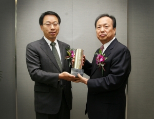 13일 삼성전자 수원사업장에서 삼성전자 IM 담당 겸 무선사업부장 신종균 사장이 품질경영학회 주관 '한국품질경영인 대상'을 수상하고 기념사진을 촬영하는 모습.(사진 왼쪽 품질경영학회장 유한주 교수, 오른쪽 삼성전자 신종균 사장)