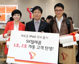 SK텔레콤 강남직영점에서 새로운 iPad를 구매하기 위해 창구에서 SK텔레콤의 1호 개통자(사진 왼쪽 김민호 고객)와 2호 개통자(사진 오른쪽 박숙현 고객)가 줄을 서고 있는 모습.