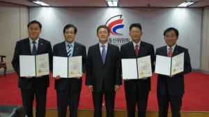 왼쪽부터 정문철(KT CS기획본부장), 최태영(하나HSBC생명보험 부사장), 정종기(방통위 이용자보호국장), 전기수(삼성증권 온라인자산관리사업부장), 백성기(사립학교교직원연금공단 연금사업본부장).