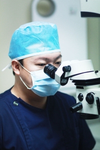 아이앤유 안과 류익희 대표원장 진료 모습