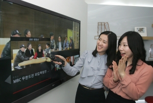 U+TV 가입자들이 평소 공중파방송에선 보여주지 못한 무한도전 멤버들의 자유분방한 모습과 인터넷방송이라는 특성을 활용해 멤버들이 애교 있게 자신의 가게 및 음반 등을 홍보하는 영상, 정준하씨의 결혼소식 등을 '무한도전 특별편'을 통해 시청하고 있다.