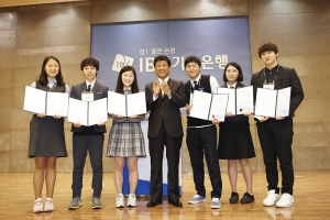 IBK기업은행은 25일 서울 중구 을지로 본점에서 올해 조기 채용한 특성화고 3학년 110명에게 합격증서를 수여했다. 기업은행은 학생들이 재학 중 예비금융인으로 성장할 수 있도록, 올 연말 지점 배치 이전까지 학교생활과 금융교육을 병행할 수 있도록 지원할 계획이라고 밝혔다. 조준희 은행장이 합격증서를 받은 특성화고 학생들과 기념촬영을 하고 있다.