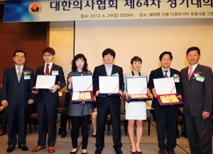 왼쪽부터 녹십자 조순태 사장, 데일리메디 음상준 기자, 의협신문 김선경 사진기자, 메디파나 권문수 부국장, 파이낸셜뉴스 정명진 의학전문기자, 동아일보 이진한 의학전문기자, 경만호 대한의사협회장