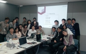 LG유플러스(부회장 이상철 / www.uplus.co.kr)가 부서 간 원활한 소통과 상호 업무 이해도 증대를 돕기 위해 운영중인 ‘U+비빔밥’ 워크샵이 호응을 얻고 있다. LG유플러스 커머스서비스개발팀, 소셜커머스사업팀, 스마트월렛사업팀이 ‘U+비빔밥’ 워크샵을 진행하는 모습. (사진제공: LG유플러스)