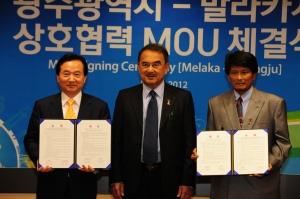 광주광역시와 말레이시아 말라카시간 환경정책과 기술의 상호교류협력 MOU체결.       
좌로부터) 강운태 광주광역시장, 다툭 루스탐 말라카주 수상, 자이날 빈 아부 말라카 시장 (사진제공: 광주광역시청)