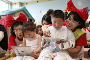 KT, aT한국농수산식품유통공사, 분당서울대병원 노사가 공동으로 설립한 UCC(Union Corporate Committee)의 40여명은 분당서울대병원 소아병동을 방문해 입원 중인 어린이들과 태블릿PC를 활용한 전자책읽기, 그림그리기 등을 함께 했으며, 마술쇼도 함께 관람하는 등 즐거운 시간을 가졌다고 4일 밝혔다.