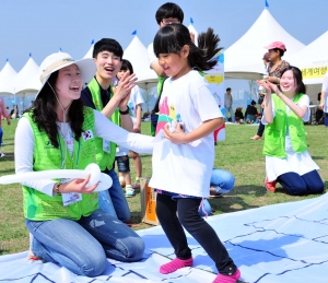 이날 행사에 참가한 자원봉사자와 아이들이 함께 축제를 즐기고 있는 모습