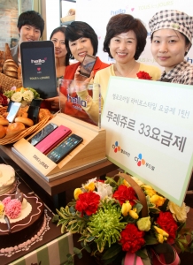 “빵 먹는 핸드폰? 어버이날, 부모님께 생애 첫 스마트폰을 선물하세요!”<br />
CJ푸드빌의 뚜레쥬르가 가정의 달을 맞아 CJ헬로비전의 이동통신 서비스 헬로모바일과 손잡고 업계 최초로 브랜드명을 내건 스마트폰 전용 <뚜레쥬르33 요금제>를 선보인다. <뚜레쥬르33 요금제>는 월 33,000원에 음성 150분, 문자 250건, 데이터 100M 제공과 더불어 뚜레쥬르 20만원 모바일 제품교환권을 증정, 가정의 달을 맞아 아직 스마트폰을 사용하지 않는 시니어와 주부 및 학생층을 공략할 계획이다.