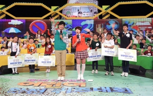 현대차, 제4회 대한민국 어린이 안전 퀴즈대회가 지난 6일(일) 낮12시에 EBS 특집 프로그램으로 방송됐다. 사진은 대회를 모두 마친 후 수상자 어린이와 사회자가 작별 인사를 하는 모습이다. (왼쪽부터 저학년 행안부 장관상 최지수 • 현대차 대표상 고성진 • 안실련 대표상 서영주, 사회자 유환웅 • 권진영, 고학년 행안부 장관상 권수현 • 안실련 대표상 정재욱, 현대차 대표상 최지웅)