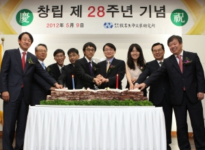 왼쪽 첫번째 녹십자 이병건 사장, 두번째 녹십자홀딩스 박용태 부회장, 여섯번째 목암생명공학연구소 허일섭 이사장(녹십자 회장), 여덟번째 녹십자 조순태 사장, 아홉번째 목암생명공학연구소 윤엽 소장