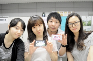 건국대 영상전공 교수와 학생 3명으로 구성된 대학 게임 벤처기업인 ‘소젠’(Sogen)이 개발한 스마트폰 소셜게임 '레스토랑스타'가 한국콘텐츠진흥원의 '모바일게임 글로벌 퍼블리싱 사업'을 통해 10일 세계 50개국에 동시 출시됐다. 신지호 교수(왼쪽3번째)와 나유현, 임이랑, 이민지씨(왼쪽부터)가 게임을 들어보이고 있다.