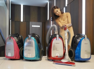 삼성전자가 다양한 브러쉬로 맞춤형 청소를 할 수 있는 신제품 진공 청소기를 선보였다. 사진은 논현동 삼성 솔루션전시장에서 삼성전자 모델이 신제품 진공 청소기를 소개하는 모습. (사진제공: 삼성전자)