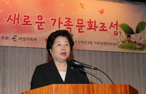 김금래 여성가족부 장관이 5월 16일(수) 오후 2시 은행회관에서 '장시간 근로개선을 통한 새로운 가족문화조성'을 주제로 열린 가정의 달 기념 토론회에 참석하여 축사를 하고 있다.