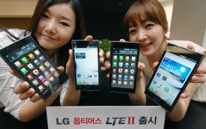 LG전자가 이번 주부터 전략 LTE 스마트폰 ‘옵티머스 LTE Ⅱ’를 통신 3사를 통해 출시한다. ‘옵티머스 LTE Ⅱ’는 기존 LTE 스마트폰 사용자들이 아쉬움을 갖고 있었던 시스템 안정성, 배터리 사용시간을 대폭 개선해 최적의 LTE 사용환경을 제공한다. 출고가는 93만 5천원.