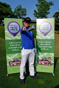 꿈발전소와 함께하는 소아암 어린이 돕기 연예인 자선골프대회의 이벤트홀에서 포즈를 취하는 개그맨 고명환 (사진제공: 국일미디어)