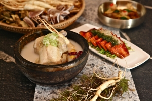 인터컨티넨탈 서울 코엑스의 한국, 중국, 일본, 인도 등 다양한 요리를 한자리에서 맛볼 수 있는 아시안 레스토랑 아시안 라이브에서는 6월 11일부터 8월 12일까지 경산남도 산청군과 손을 잡고 약선 보양식 프로모션을 선보인다.