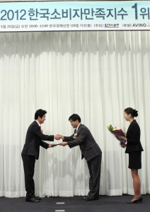 유아용품 전문기업 YKBnC의 네덜란드 유모차 브랜드 퀴니가 2012 한국소비자만족지수 평가에서 유모차 부문 1위를 수상했다.