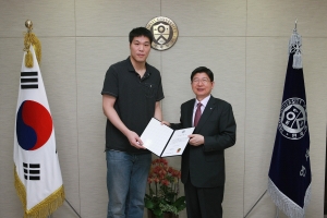 서장훈 선수가 정갑영 연세대 총장을 만나, 장학금 2억원을 전달하고 있다. (사진제공: 연세대학교)