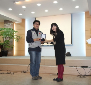 파크리오맘 어머니들은 5월 가정의 달을 맞아 저개발국가 지원단체인 월드쉐어가 진행하는 탄자니아 식수개선사업 우물파기 프로젝트에 후원금을 전달했다.