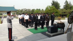 외환은행은 지난 1일 서울시 동작구에 위치한 국립현충원에서 섬김과 나눔의 경영활동의 일환으로 현충탑에서 참가직원 40여명이 묵념을 하고 있다.