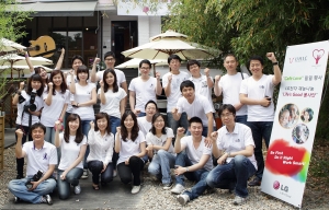 LG전자 재능기부 봉사단 '라이프스 굿 자원봉사단' 구성원들이 10일 서울 강남구 역삼동 소재의 ‘후원 카페 유익한 공간’에서 재능을 나누는 일일 찻집을 열고 기념촬영을 하고 있다.