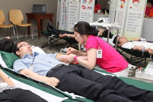 녹십자(대표 趙淳泰)는 임직원 160여 명이 동참한 ‘사랑의 헌혈’ 행사를 본사 목암빌딩에서 실시했다고 18일 밝혔다. (사진제공: 녹십자)