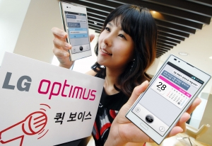 LG전자가  지능형 음성인식 서비스 ‘퀵 보이스’ 기능을 선보입니다. 모델이 LG전자 스마트폰 '퀵 보이스'가 실행 되고 있는 '옵티머스 Vu:(뷰)' 와 '옵티머스 LTE Ⅱ' 를 들고 포즈를 취하고 있는 사진입니다.