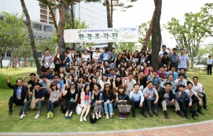 삼성전자가 22일 디지털 시티에서 '환경 조각전' 열고 서울시립대 환경조각학과 학생들이 만든 조각품 41점을 사내 곳곳에 전시했다. 삼성전자와 서울시립대 환경조각학과 관계자의 개최식에서의 기념사진 모습