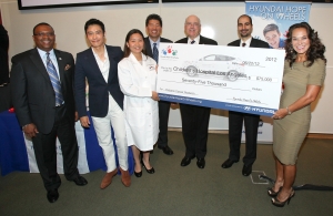 현대자동차는 22일(미국 현지시간) 미국 로스앤젤레스에 위치한 LA 소아병원(Children’s Hospital Los Angeles)에서 배우 이병헌씨와 회사 관계자들이 참석한 가운데 LA 소아병원에 소아암 아동을 돕기 위한 기금 전달식을 가졌다. (사진 좌측부터) 자파 브룩스(Zafar Brooks) 현대차 미국판매법인 사회공헌 담당 이사, 배우 이병헌씨, 웨일리 선(Weili Sun) LA 소아병원 의사, 미키 퐁(Mickey Pong) 현대차 대리점 사장, 크리스 호스포드(Chris Hosford) 미국 판매법인 홍보 담당 부사장, 피트 메라비안(Pete Mehrabian) 현대차 대리점 사장이 기념 촬영을 하고 있는 모습
