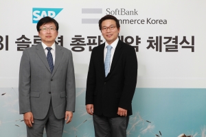 SAP 코리아 형원준 사장(왼쪽)이 소프트뱅크커머스 이승근 대표와 SAP BI 제품군에 대한 총판 계약을 체결했다.