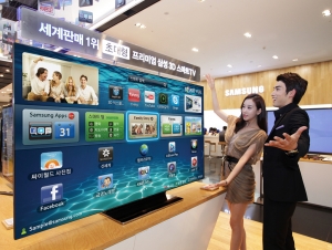 삼성전자 모델들이 서울 서초동 딜라이트샵에서 초대형 189cm(75형) 스마트TV ES9000을 소개하고 있다.