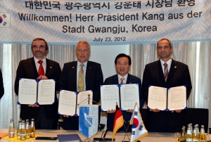 강운태 광주시장은 유럽 출장기간 중 신재생에너지산업 선진도시인 독일 카셀시를 23일 오후<현지시간> 방문해 신재생에너지 전문기업 컨소시엄과 광주시 신재생에너지 기본 방향에 대한 연구프로젝트 추진을 위한 업무협력 협약을 체결했다. (사진제공: 광주광역시청)