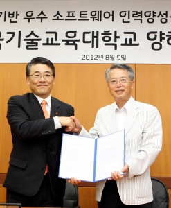 KT와 한국기술교육대학교는 천안에 있는 한국기술교육대학교 본원에서 우수 소프트웨어(SW) 인력 양성을 목적으로 하는 전문 교육 프로그램 개발과 실습과정 개설을 위한 MOU를 체결했다. (사진 왼쪽 : KT 종합기술원 홍원기 원장, 사진 오른쪽 : 한국기술교육대학교 전운기 총장)