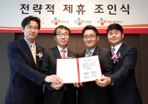SK텔레콤과 CJ는 지난 9일 오후 2시 서울 중구 을지로 SK텔레콤 본사 T타워에서 'SK텔레콤-CJ 전략적 제휴 협약식'을 갖고, 향후 고객가치 제공을 위한 공동마케팅과 미래사업발굴에 협력키로 합의했다. 사진은 왼쪽부터 CJ푸드빌 정문목 경영지원실장, SK텔레콤 이성영 제휴사업본부장, CJ 에듀케이션즈 이준식 대표, CJ CGV윤용선 영업본부장.